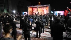 عزاداری سوگواران حسینی در عرصه میدان شهدای مشهد