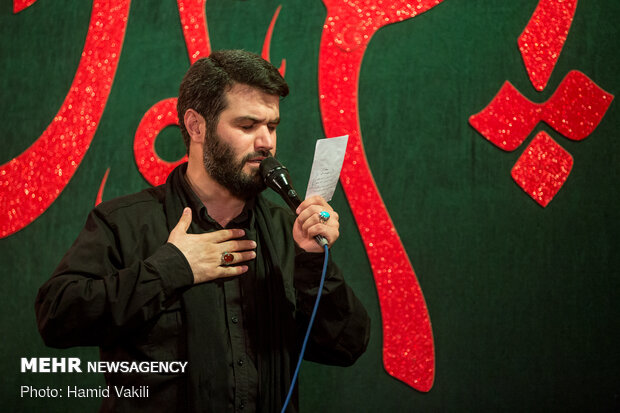 مرثیه خوانی میثم مطیعی به سبک سنتی در هیئت آیین حسینی