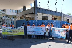 کارگران معترض کنتورسازی قزوین مانع عبور نوبخت شدند
