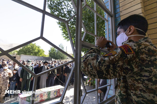 تشییع پیکر مطهر سرباز شهید محمدرضا اسکندری نژاد در جونقان چهار محال و بختیاری