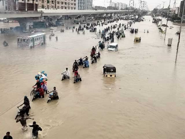 کراچي کے کئی علاقوں میں شدید بارشوں کے بعد سیلاب آگیا