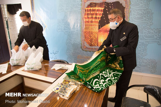 اهدای پرچم آستان قدس رضوی به مرکز آموزشی درمانی امام خمینی (ره) اردبیل