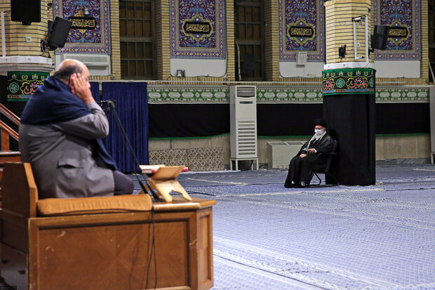 حسینیہ امام خمینی (رہ)  میں رہبر معظم انقلاب اسلامی کی موجودگی میں مجلس عزا منعقد