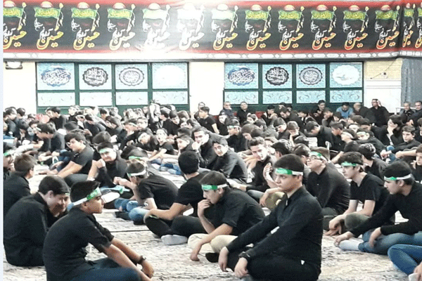 دانش آموزان قزوینی مشق ایثار را در کلاس محرم زمزمه می‌کنند