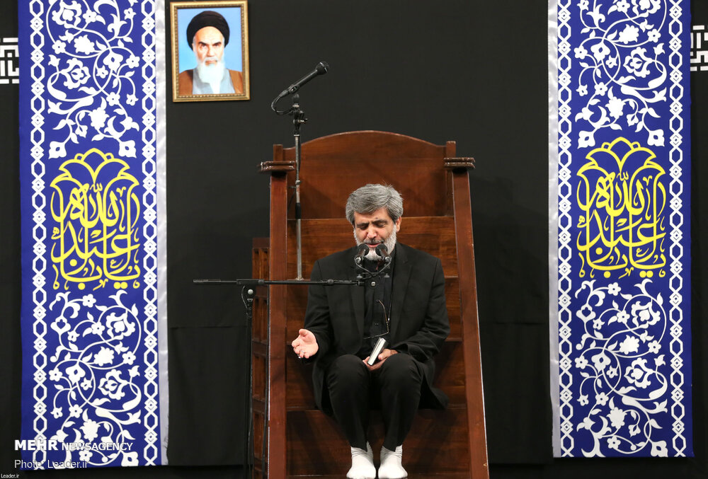 حسینیہ امام خمینی (رہ)  میں رہبر معظم کی موجودگی میں محرم کی آٹھویں شب میں مجلس عزا منعقد