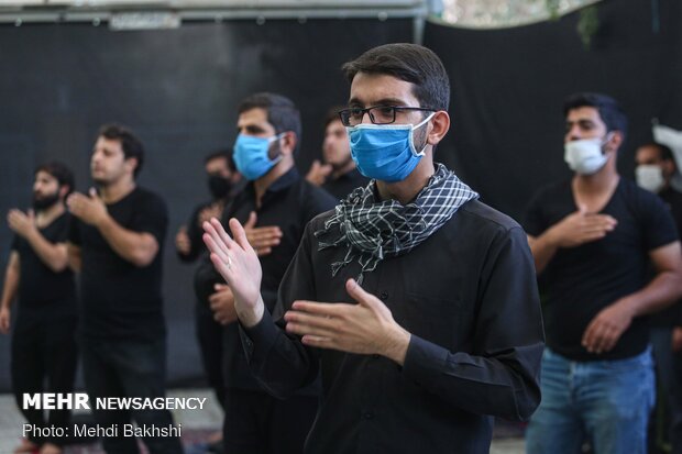 Holding mourning ceremonies near martyrs’ tomb