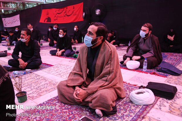 Holding mourning ceremonies near martyrs’ tomb