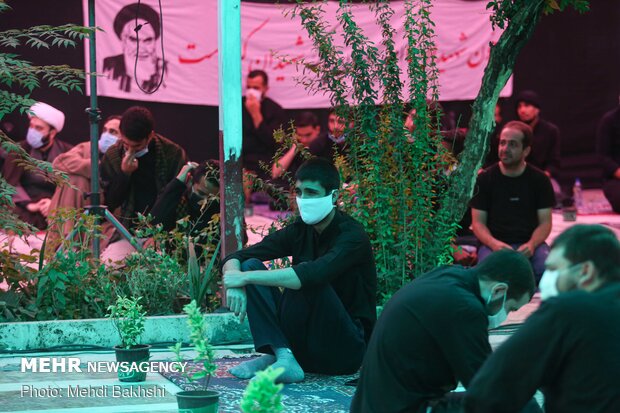 Holding mourning ceremonies near martyrs’ tomb