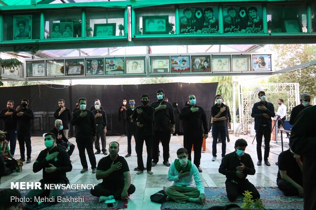 Holding mourning ceremonies near martyrs’ tomb