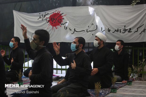 Holding mourning ceremonies near martyrs’ tomb