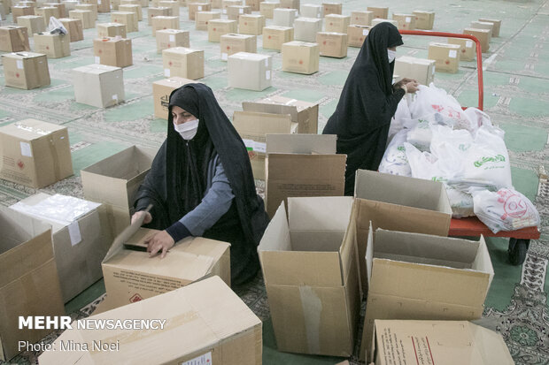 توزیع بسته های معیشتی ماه رمضان میان زنان سرپرست خانوار
