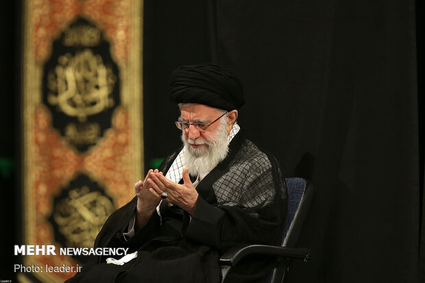 اقامة مراسم العزاء الحسيني بحضور قائد الثورة الاسلامية للیلة الثالثة