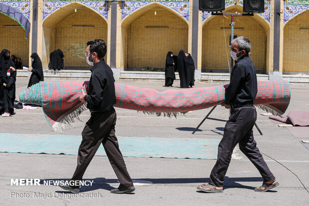 اقامه نماز ظهر عاشورا در مهریز یزد