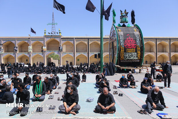 اقامه نماز ظهر عاشورا در مهریز یزد