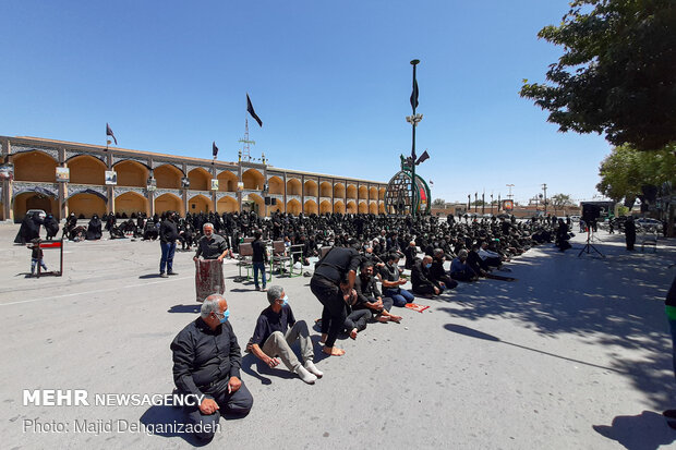 اقامه نماز ظهر عاشورا در مهریز یزد