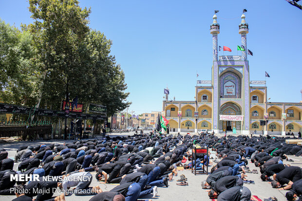 اقامه نماز ظهر عاشورا در مهریز یزد