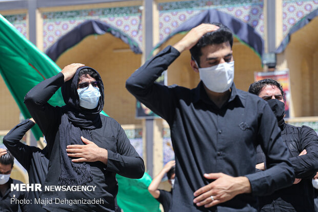 اقامه نماز ظهر عاشورا در مهریز یزد