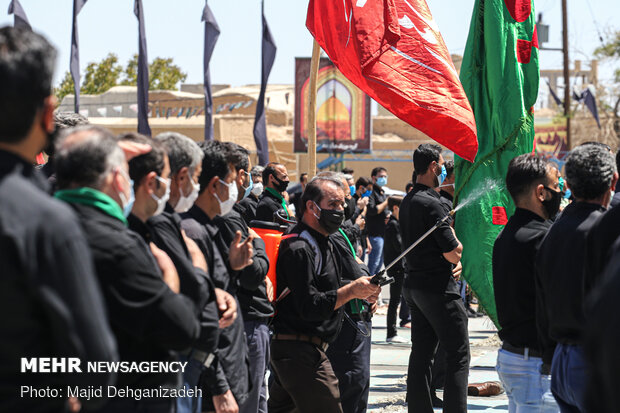 اقامه نماز ظهر عاشورا در مهریز یزد