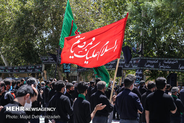 اقامه نماز ظهر عاشورا در مهریز یزد