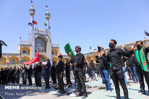 اقامه نماز ظهر عاشورا در مهریز یزد