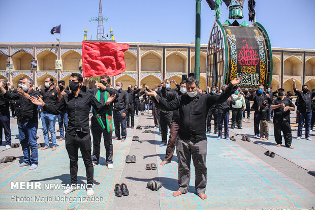 اقامه نماز ظهر عاشورا در مهریز یزد