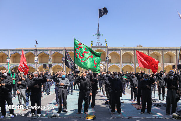 اقامه نماز ظهر عاشورا در مهریز یزد