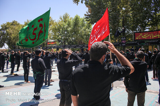 اقامه نماز ظهر عاشورا در مهریز یزد
