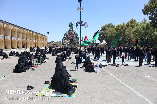 اقامه نماز ظهر عاشورا در مهریز یزد