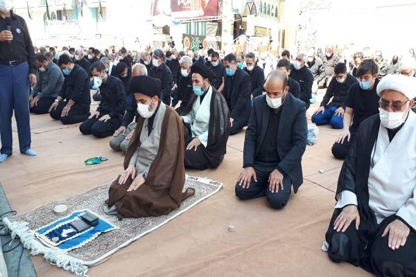 نماز ظهر عاشورا به یاد شهدای دشت کربلا اقامه شد