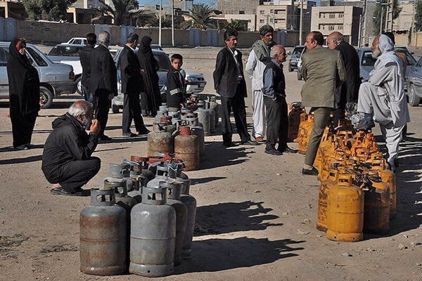 صف‌های گاز نمادی از محرومیت در مرزهای شرقی/ مشکلی که ۲۰ سال پابرجا ماند