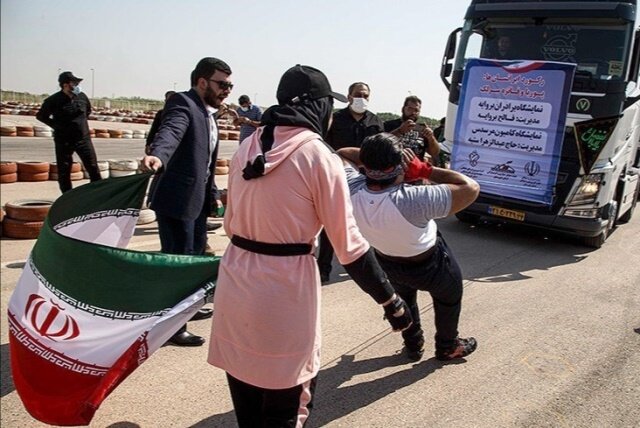 ثبت رکورد جهانی جابه‌جایی کامیون با دندان توسط ورزشکاران خوزستان