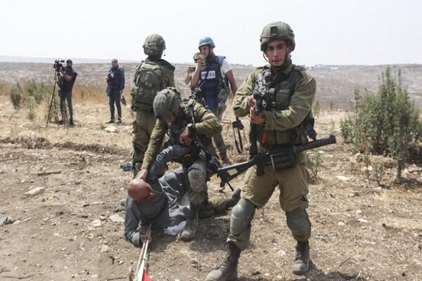 Israeli soldier kneels on elderly Palestinian’s neck 