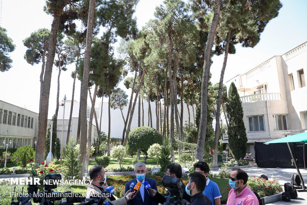 رضا اردکانیان وزیر نیرو در حاشیه جلسه هیات دولت