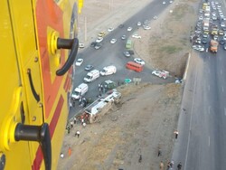 واژگونی اتوبوس در آزادراه کرج/ اعزام ۶ آمبولانس به محل حادثه