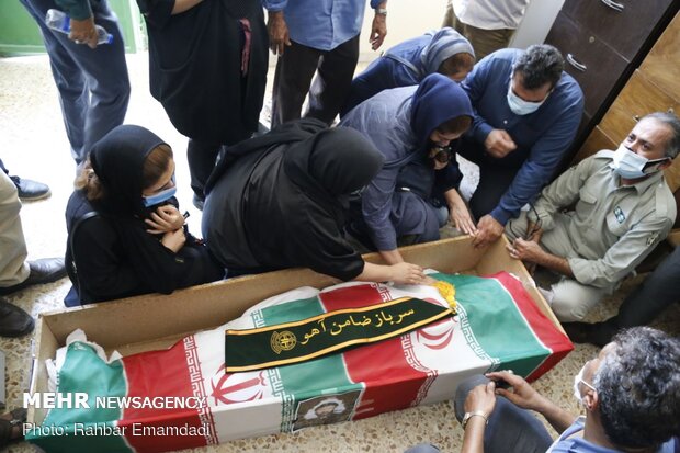 مراسم تشییع محیط‌بان شهید هرمزگانی در بندرلنگه