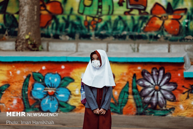 Schools in Hamedan start education year amid pandemic