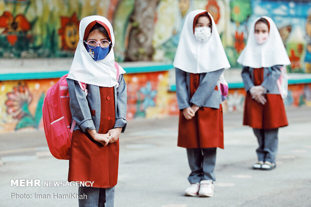 Schools in Hamedan start education year amid pandemic