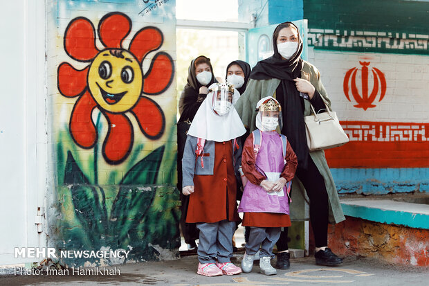 Schools in Hamedan start education year amid pandemic