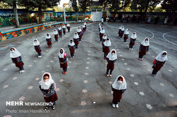 Schools in Hamedan start education year amid pandemic