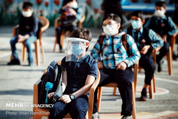 Schools in Hamedan start education year amid pandemic