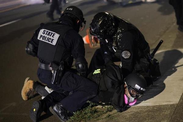 پلیس آمریکا دههامعترض را در پورتلند اورگن بازداشت کرد