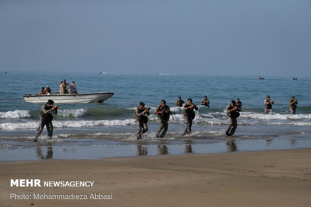 عملیات تاخت آبخاکی تکاوران ارتش به ساحل در رزمایش ذوالفقار ۹۹