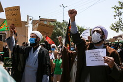 قم میں طلباء کا پیغمبر اسلام (ص) کی شان میں گستاخانہ خاکوں کی مذمت میں مظاہرہ
