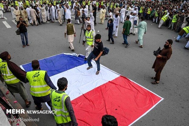 Anger of Pak Muslims about Charlie Hebdo's insulting cartoon 