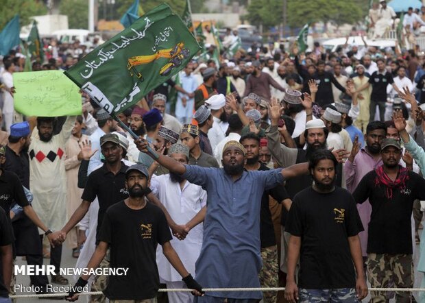 خشم مسلمانان پاکستان از اهانت شارلی ابدو به ساحت پیامبر(ص)