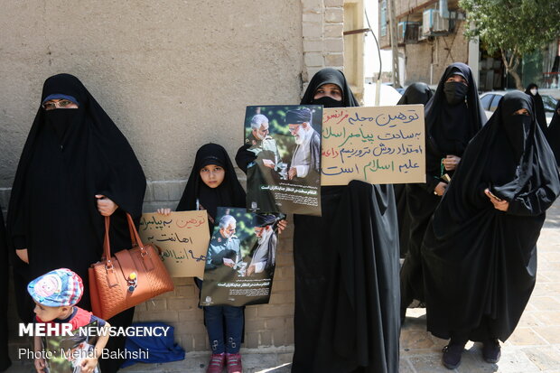 İran'ın Kum kentinde "Charlie Hebdo" protestosu