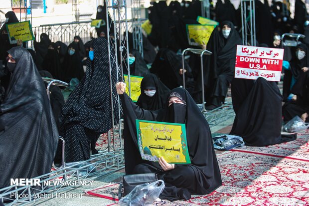 People in Qom protest against Charlie Hebdo's insulting move
