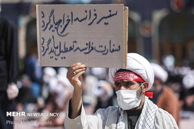 People in Qom protest against Charlie Hebdo's insulting move
