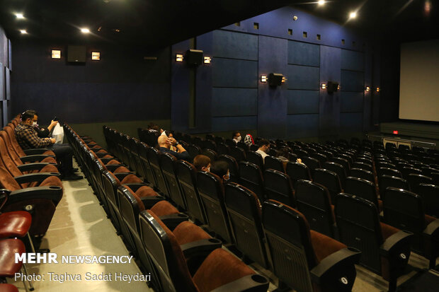 کرونا بار دیگر ظرفیت اکران در سالن‌های سینمایی را «نصف» کرد!