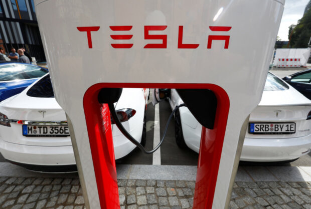 باگ تسلا در شارژ رایگان خودروهای رقیب 
